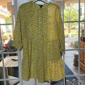 nice yellow print dress!